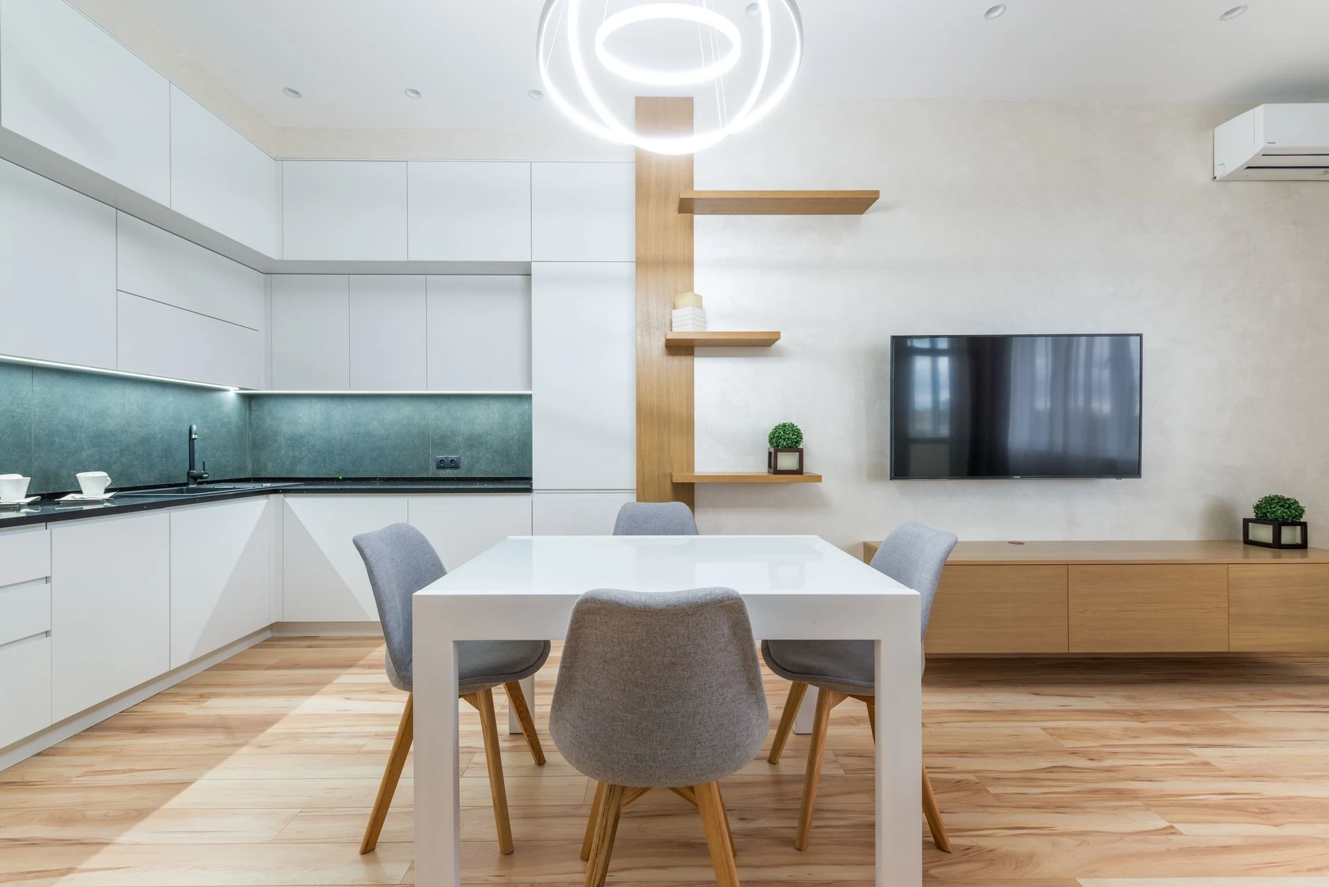 Kamar tidur modern dengan furniture minimalis