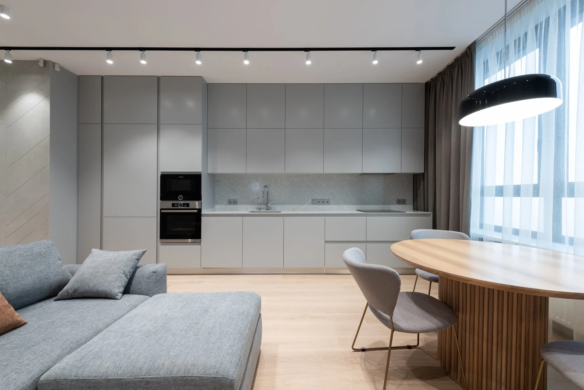 Ruang makan modern dengan dapur dan pencahayaan ambient